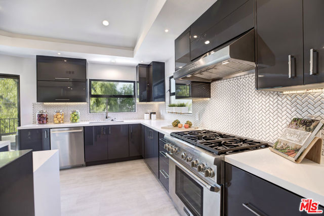 3712 Berry Drive, Studio City CA: https://media.crmls.org/mediaz/d669545a-ff77-469e-97f9-8f0f4075fd98.jpg