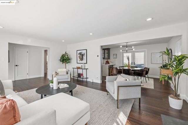 5646 Thornhill Dr, Oakland CA: https://media.crmls.org/mediaz/d66957f7-d229-4880-b72c-fc2e4248216d.jpg