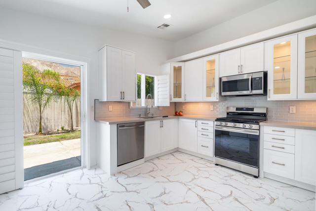 53045 Avenida Obregon, La Quinta CA: https://media.crmls.org/mediaz/d66988ec-c04b-4b02-b91b-063b481907f5.jpg