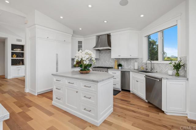 Detail Gallery Image 11 of 31 For 555 Amphitheatre Dr, Del Mar,  CA 92014 - 6 Beds | 5/1 Baths