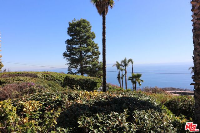 20776 Big Rock Drive, Malibu CA: https://media.crmls.org/mediaz/d66b5932-4a38-473b-8ae7-1750aa5dc57b.jpg