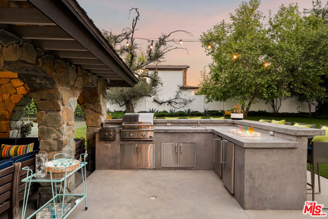 17352 Magnolia Boulevard, Encino CA: https://media.crmls.org/mediaz/d66ba6c3-d17a-4798-9189-53c59af4b8ee.jpg