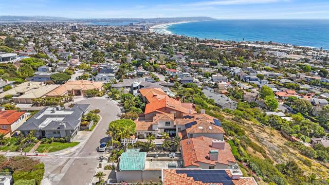 5756 La Jolla Corona Dr, La Jolla CA: https://media.crmls.org/mediaz/d66be760-84c5-4e34-a7f6-b3a26b08ffa9.jpg
