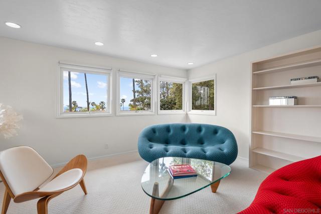 6423 Avenida Cresta, La Jolla CA: https://media.crmls.org/mediaz/d66c02b7-c8dd-4f27-a667-445e402d7817.jpg