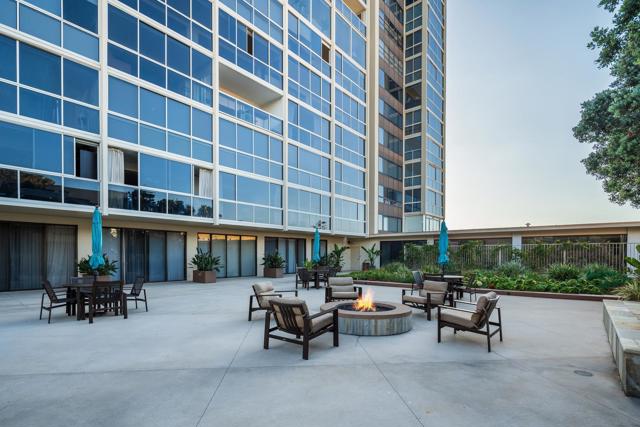 939 Coast Blvd, La Jolla CA: https://media.crmls.org/mediaz/d66c8460-de7b-4194-adf2-cf6ff212e8d2.jpg
