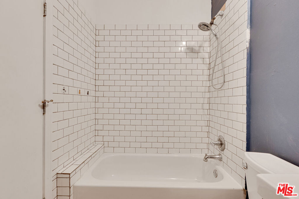 https://media.crmls.org/mediaz/d66cdfb4-8d12-4559-93bd-a31df22938d3.jpg?preset=X-Large