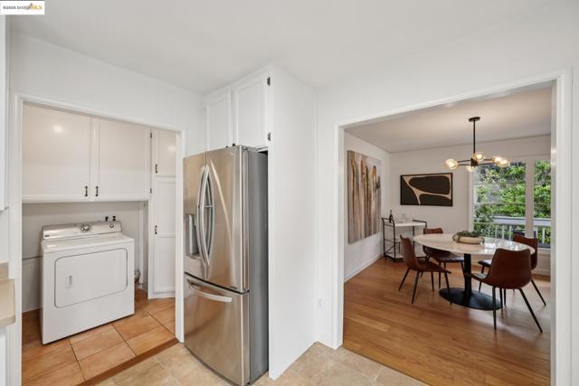 679 Mandana Blvd, Oakland CA: https://media.crmls.org/mediaz/d66d4b02-5aca-481b-a654-ffd7c18031a2.jpg