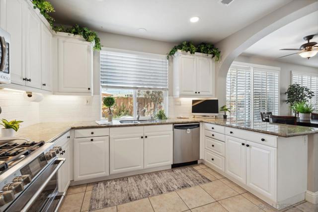 11353 Creekstone Ln, San Diego CA: https://media.crmls.org/mediaz/d66e0209-b91f-4926-8ee4-14a836124a5f.jpg
