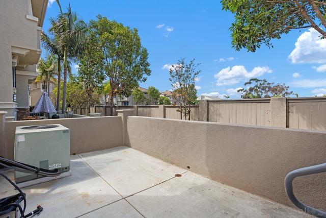 4007 Bluff View Way, Carlsbad CA: https://media.crmls.org/mediaz/d66e1511-891c-4d2d-81bb-4b3115830c63.jpg