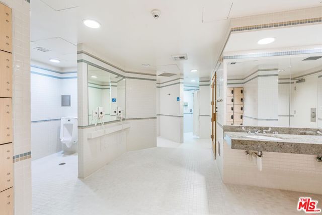 13600 Marina Pointe Drive, Marina del Rey CA: https://media.crmls.org/mediaz/d66f5e41-bfbd-499c-9ed8-720497fc2865.jpg