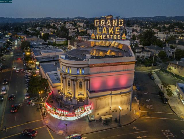 58 Vernon St, Oakland CA: https://media.crmls.org/mediaz/d66fe225-6436-44a8-a984-9ce78ad81e4a.jpg