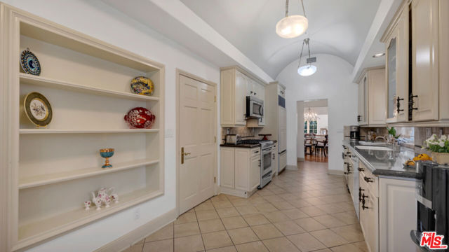 159 Le Doux Road, Beverly Hills, California 90211, 3 Bedrooms Bedrooms, ,4 BathroomsBathrooms,Single Family Residence,For Sale,Le Doux,24357509