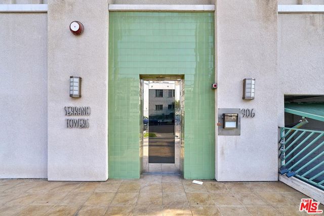 906 S Serrano Avenue, Los Angeles CA: https://media.crmls.org/mediaz/d6709b67-610d-4137-9ab9-055a35961073.jpg