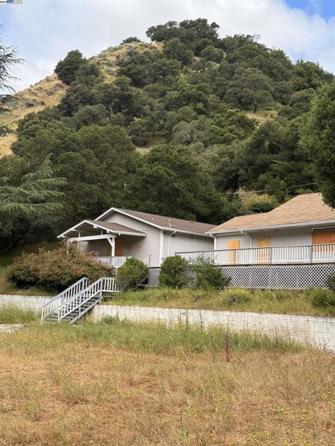 2950 Niles Canyon Rd, Castro Valley CA: https://media.crmls.org/mediaz/d671da9d-5c0c-4e2e-b9e5-6c459e2b201e.jpg