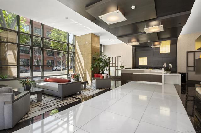 550 Front St, San Diego CA: https://media.crmls.org/mediaz/d672bae1-1df3-42b8-b04e-42b61b7cded5.jpg