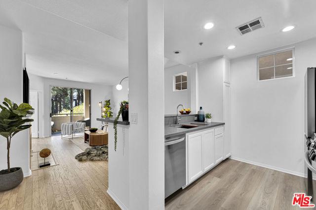 13075 Pacific, Playa Vista CA: https://media.crmls.org/mediaz/d673d394-c9ff-448d-9173-8e284b0d9fb8.jpg