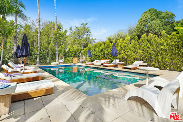 9451 Sunset Boulevard, Beverly Hills CA: https://media.crmls.org/mediaz/d674537e-3f2e-47e0-9235-20bd5facd17f.jpg