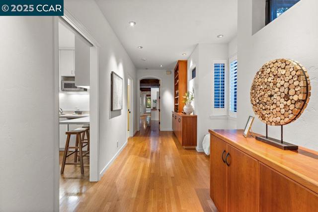39 El Toyonal, Orinda CA: https://media.crmls.org/mediaz/d6770925-26dc-4cfc-84fd-9da3f575240b.jpg