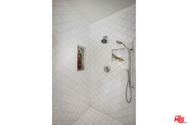 6105 Mount Angelus Drive, Los Angeles CA: https://media.crmls.org/mediaz/d677210d-eb93-47bd-af52-024c5232839c.jpg
