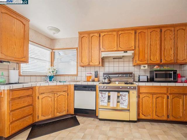 2130 102Nd Ave, Oakland CA: https://media.crmls.org/mediaz/d6774580-2548-47c4-890e-551127f8db79.jpg