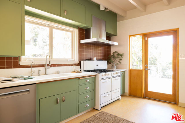 7349 Pacific View Drive, Los Angeles CA: https://media.crmls.org/mediaz/d677788b-bcc5-4ec2-9cab-64e2a883d133.jpg