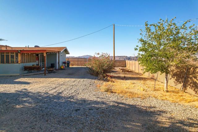 55540 Shannon Road, Landers CA: https://media.crmls.org/mediaz/d6785a44-c719-4952-b224-32014022223f.jpg