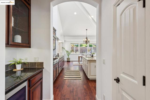 3244 Ridgeview PL, Hayward CA: https://media.crmls.org/mediaz/d6790c9f-26ec-4a6c-962c-f61b6307ba45.jpg