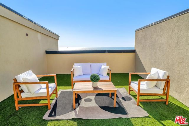 4 Lighthouse Street, Marina del Rey CA: https://media.crmls.org/mediaz/d679767a-2848-480d-8489-de6881346b3e.jpg