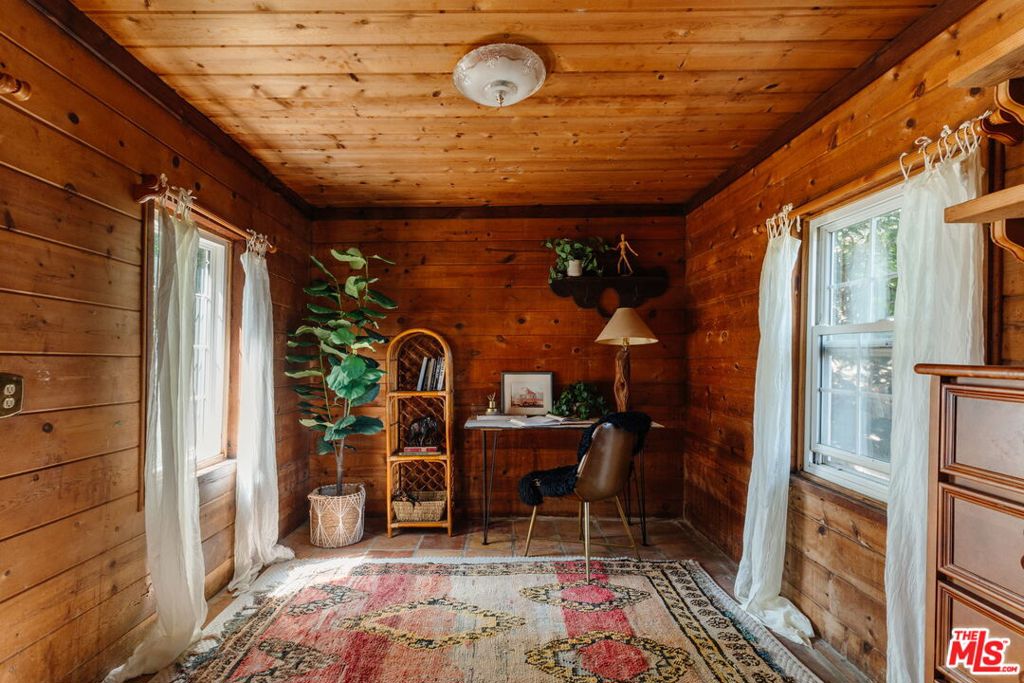 https://media.crmls.org/mediaz/d679b7a3-88c4-425b-800d-f780cc066abf.jpg?preset=X-Large