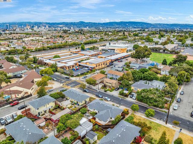 1811 3rd St, Alameda CA: https://media.crmls.org/mediaz/d67a8446-0224-4c7d-8b96-ff3d9f9cf846.jpg
