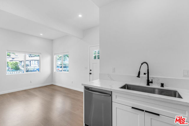 1536 11th Street, Santa Monica CA: https://media.crmls.org/mediaz/d67acd94-ad8c-4680-bfff-a9e36bdd8219.jpg