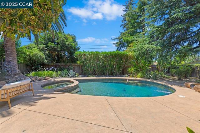 1759 Crescent Dr, Walnut Creek CA: https://media.crmls.org/mediaz/d67b8aa2-b3f9-4ab9-914d-00d1b285a5ab.jpg