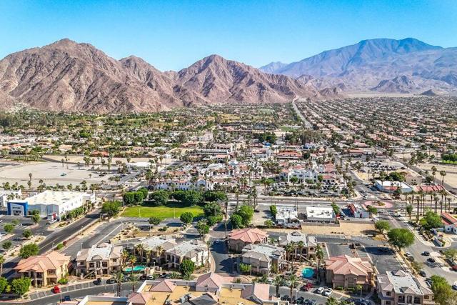 50700 Santa Rosa Plaza, La Quinta CA: https://media.crmls.org/mediaz/d67c97ba-b906-45e3-a0a6-0e18005ddc08.jpg