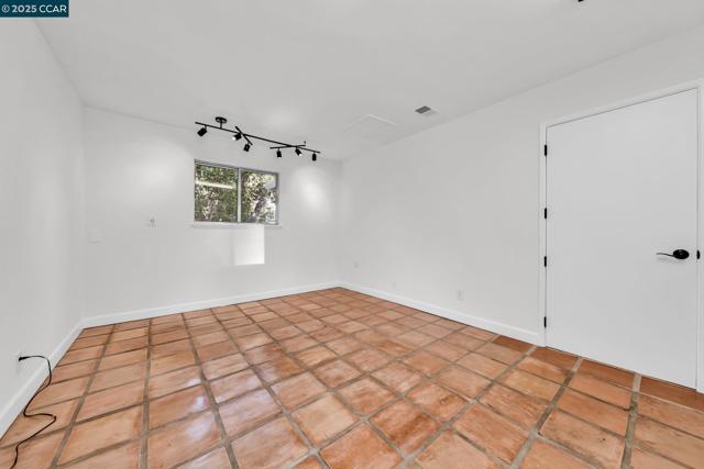 205 Castle Hill Ranch Rd, Walnut Creek CA: https://media.crmls.org/mediaz/d67d4a25-6fce-471a-a99d-6bc9f698d778.jpg
