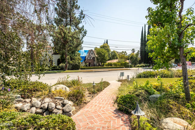 1215 E Mendocino Street, Altadena CA: https://media.crmls.org/mediaz/d67d80eb-e371-4ed4-8f27-11c5a77cc20f.jpg