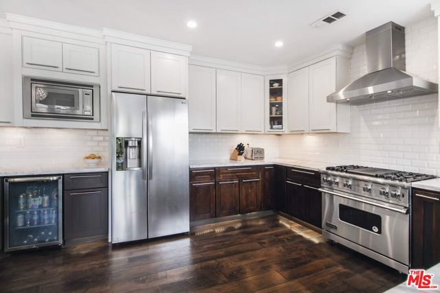 3200 Wrightwood Drive, Studio City CA: https://media.crmls.org/mediaz/d67d9dc5-edcd-437d-9e68-3edbfee12306.jpg