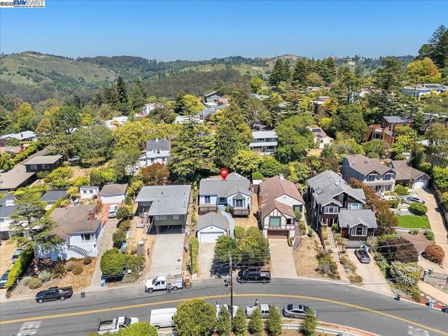 543 Grizzly Peak Blvd, Berkeley CA: https://media.crmls.org/mediaz/d67f762e-b211-4c57-a176-3f1e5e3fce81.jpg