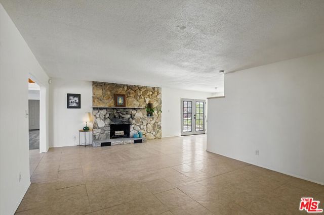 6391 Ruth Drive, Yucca Valley CA: https://media.crmls.org/mediaz/d67fa9e9-d8bd-4a92-906e-76d036f9b8f2.jpg