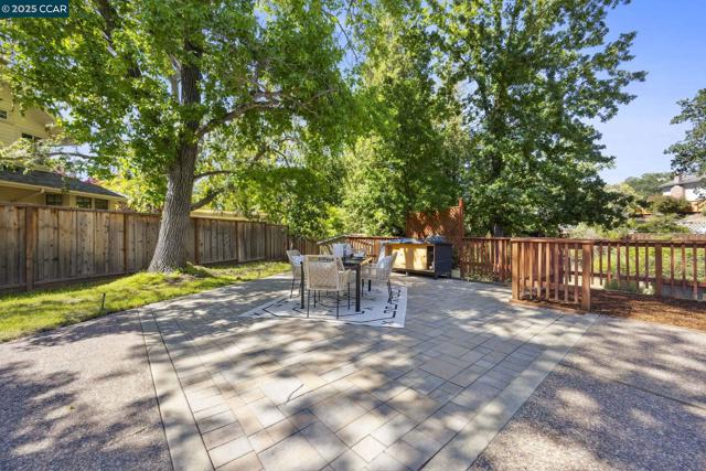 38 Oakdene Ct, Walnut Creek CA: https://media.crmls.org/mediaz/d67fed61-b4c4-488c-a72b-5e2d25e5d904.jpg
