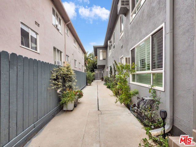 103 N Hayworth Avenue, Los Angeles CA: https://media.crmls.org/mediaz/d67ffa0b-b6aa-41c2-8f81-3b26541b41c4.jpg