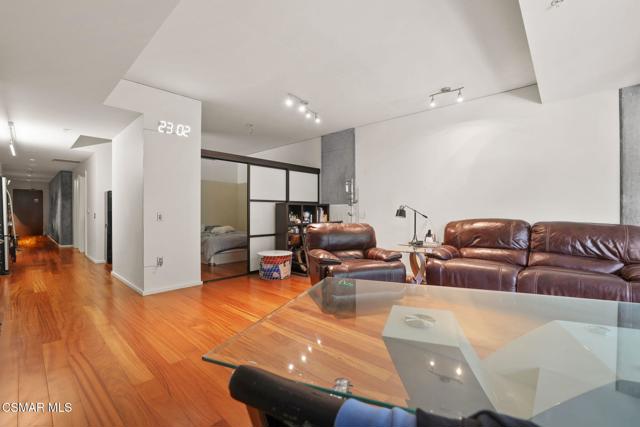 1155 S Grand Avenue, Los Angeles CA: https://media.crmls.org/mediaz/d680481c-cf5b-4d94-b487-7b43782d21fb.jpg