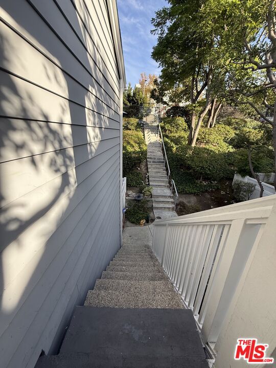 https://media.crmls.org/mediaz/d6809111-0fff-46c6-aea8-f5ecff8aada7.jpg?preset=X-Large
