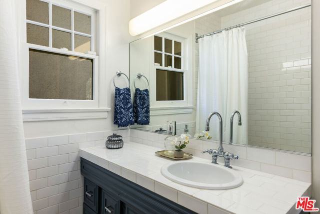 7361 Oakwood Avenue, Los Angeles CA: https://media.crmls.org/mediaz/d68205cf-cd93-4cb1-9f89-53a37f17e95c.jpg