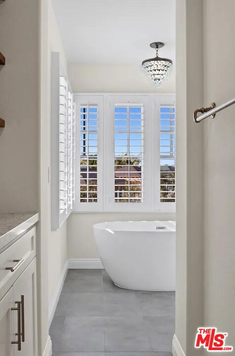 2584 Bungalow Place, Corona del Mar CA: https://media.crmls.org/mediaz/d6824e40-d9d5-4952-b6ef-890a5eb60d6c.jpg