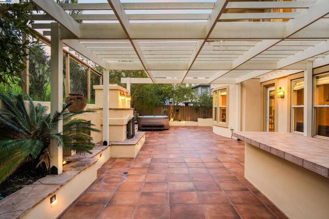 10828 Inspiration Cir, Dublin CA: https://media.crmls.org/mediaz/d682931e-4d5b-466c-94a8-208faa28999c.jpg
