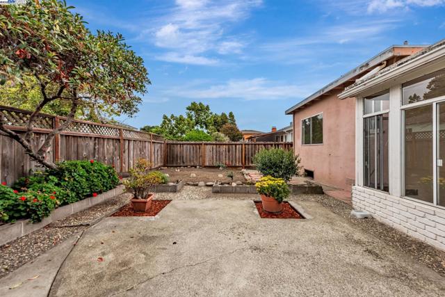 1315 Mersey Ave, San Leandro CA: https://media.crmls.org/mediaz/d682986f-aaf6-4607-96d7-5b273ed3c6c7.jpg