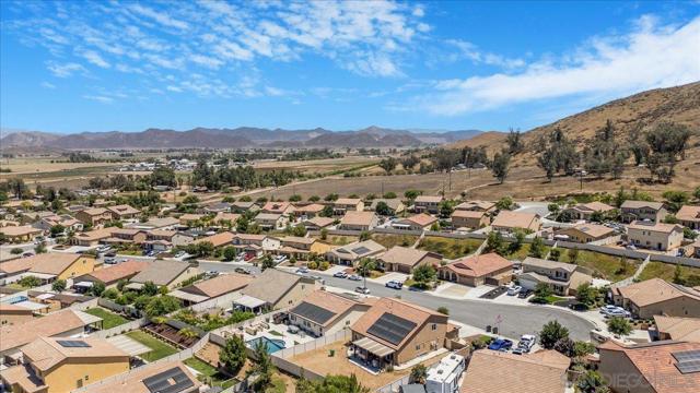 33129 Big Range Dr, Winchester CA: https://media.crmls.org/mediaz/d68367ee-d012-4dd6-a119-297ead5311d2.jpg