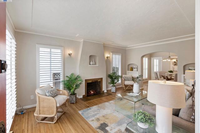 2806 Clay St, Alameda CA: https://media.crmls.org/mediaz/d6844dd3-055f-4bd4-a1db-0088aa02c7fb.jpg