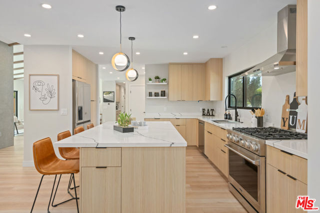 23442 Burbank Boulevard, Woodland Hills CA: https://media.crmls.org/mediaz/d684b507-4c79-44d8-a22b-bde89bd838f3.jpg