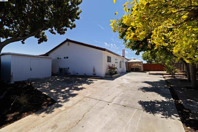 4501 Alice Way, Union City CA: https://media.crmls.org/mediaz/d685067d-f57d-4a70-be50-088b31d4833e.jpg